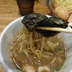 煮干し中華そば 一剣 - 海苔巻きで