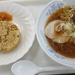 COPAL - ミニ醤油ラーメン♪が着丼したのでミニチャーハンを母のお盆に移動(^^)v