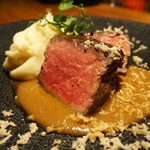 1st - 料理写真:国産赤身肉ステーキ オニオンソースとホースラディッシュ