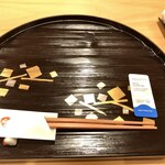 勢麟 - セッティング、時節柄アルコール系おしぼりは欠かせません