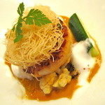 ビストロ ダイア - 北海道産帆立貝のポワレ　海老のアメリケーヌクリームソース　季節の野菜添え