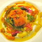 ビストロ ダイア - ミーキュイサーモン（ミディアムレア）アサリのサフランクリームソース