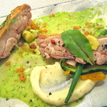 ビストロ ダイア - 三河地鶏のパリパリ焼き　ベーコン・玉ねぎ・ニンジンのグリーンソース