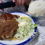文福飯店 - ハンバーグ！これに味噌汁、漬物付き