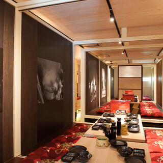 A private room with a sunken kotatsu where you can relax. If you remove the partition, you can host a large party!