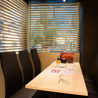 A private room with a table in a calm atmosphere. Perfect for a dinner party with friends or a girls' night out.