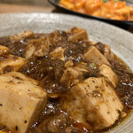 DRUNK DRAGON Chinese kitchen - ハーフ＆ハーフ定食 「四川山椒の麻婆豆腐＆海老と玉子のチリソース定食」（ライス大盛・無料）1,200円。