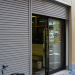 青島食堂 - 青島食堂のお店入口（これで通常営業中の状態です）