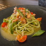 ヴィア トスカネッラ - パスタ三皿目＂大葉を練り込んだキタッラ＂
      (細麺のロングパスタ、自家製オイルサーディンと万願唐辛子とガーリックソース、すだちの香りを添えて)