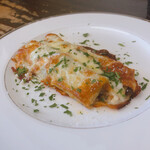 ヴィア トスカネッラ - パスタ四皿目＂カネロニの肉のラグー＂
      (スモークチーズのオーブン焼き)