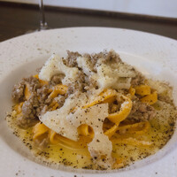 ヴィア トスカネッラ - パスタ一皿目＂トマトを練り込んだタリアテッレ＂(きし麺状のロングパスタ、サルシッチャとれんこんのカーチョエペーペ、ローマ風チーズと胡椒のパスタ)