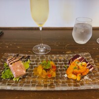 ヴィア トスカネッラ - 前菜
                    ＂トリッパ＂ハチノスのトマト煮
                    ＂カポナータ＂夏野菜
                    ＂合い挽き肉のパテ＂
                    ＂スパークリングワインシャルドネ100%＂