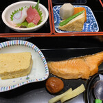 新潟第一ホテル - 軽めのご飯にしますが、お菜を全部食べ切るには知恵が必要です。