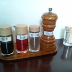 中国麺飯 勇 - 整理された調味料