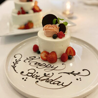 お誕生日や記念日にはパティシェ特製のケーキや花束を