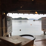 伊根の舟屋 風雅 - 露天風呂越しに海をのぞむ