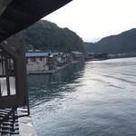 伊根の舟屋 風雅 - 2階の窓から海をのぞむ