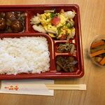 一品香 - 私は５００円の日替わり弁当と１００円のお惣菜を購入です。
 