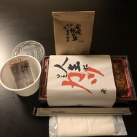上越やすだ  銀座二丁目店 - タレカツ弁当セット。味噌汁とお米つき
