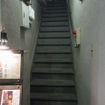 日本酒宿七色 - 2階へと続く階段