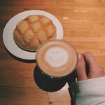 ビージーカフェ - リッチプレーンのメロンパンとカフェラテ