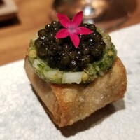 ラ カンロ - ⑨子持ち鮎の揚げ春巻き、胡瓜のタルタル&フレッシュキャビア載せ
                    鮎の香りが華やかで、口当たりのしっとり感と旨みを包み込んだ手間の掛かったひと品に感激♪