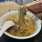 富川製麺所 - 麺上げ(日本そばのような色合い)