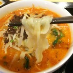 慶太郎餃子酒場 - 「白ごま担々麺」刀削麺アップ