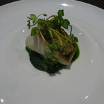 レストラン ラ・フロレゾン・ドゥ・タケウチ - ～LA SAWARA～三重県産一本釣りの寒鰆のア・ラ・プランチャ 季節野菜と共に 春菊のソースと酸味のきいたコンディメントで