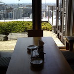 GONPACHI - 個室のテーブルと窓外の箱庭