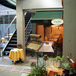 INOW - 外観／ビル内に吹き抜けのオープンカフェあり