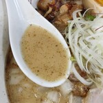 らーめん弥七 - 鶏白湯に魚介風味のタレを合わせたスープ