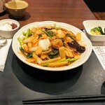 侑久上海 - 五目両面焼きそば、スープ、浅漬け、デザート