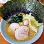 くじら家 - ラーメン700円麺硬め。海苔増し100円。