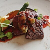 フレンチ ベイ・ビュー - 【お肉料理】
                      牛ロースのグリエ　ワサビ風味の新玉葱のコンフィ添え
                      雅ソース