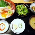 海鮮丼（小鉢・サラダ・お新香・味噌汁付き）￥850