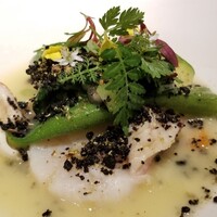 ラ カンロ - ⑪帆立の貝柱&北寄貝&ツブ貝とハーブ&野菜のサラダ、貝出汁コンソメスープ、黒オリーブ&粉山椒&コリアンダーを掛けて
                      コンソメに含まれた貝の旨味と香辛料のバランスが絶妙、野菜好きには堪らない！