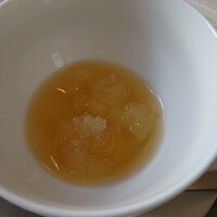 エヴォリュエ - 白ワインのソルベが溶けていく。