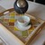 エヴォリュエ - ドリンク写真:食前茶。テーブルでカップにハーブティーを注ぎます。
