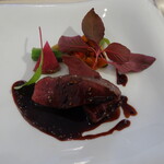 ビストロ ダイア - 北海道白糠産エゾシカの背ロースのロースト 黒コショウ風味の赤ワインソース