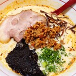 博多ラーメン 亀八 - とんこつラーメン(辛口)