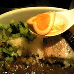 燻製カレー  くんかれ - 玉子も細切れキュウリも凄く美味しい！