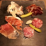 a La Bouteille - 生ハム盛り合わせ。