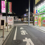 鈴木 - お店の前の道