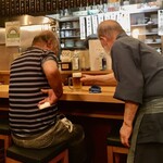 義仲 - 大将が超常連さんにサーブ