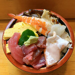 Douraku Sushi - マグロ、サーモン、鯛、海老、穴子、でんぷ、椎茸、玉子、キュウリと具沢山