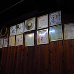 Tomiduru - 壁には多くの著名人の色紙(サイン)が貼付けられていました(ﾉﾟοﾟ)ﾉ