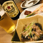 炭火焼鶏ことり - 瓶ビールに谷中生姜に御通しの煮物