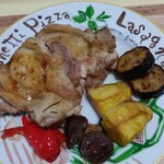 リトルモナ - 大山鶏のロースト　2皿分　柔らかに焼けた大山鶏がたっぷり⭐️大きなシメジ、甘いポテトなど焼き野菜も美味しい⭐️