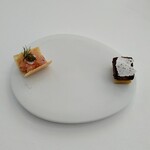 L'ORANGERIE - アミューズ♡左はアトランティックサーモン♡右は鹿のブーダンノワール⭐️冷たいサーモンから温かいブーダンへ⭐️